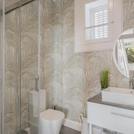 Quebra Costas By An Island *